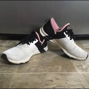 New Balance tennis shoes